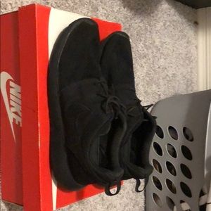 Black Nike roshe runs